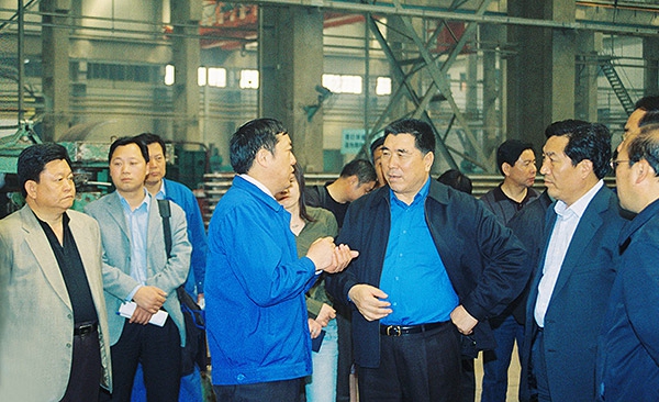 原河南省省長(zhǎng)李成玉、副省長(zhǎng)史濟(jì)春在公司車間視察工作